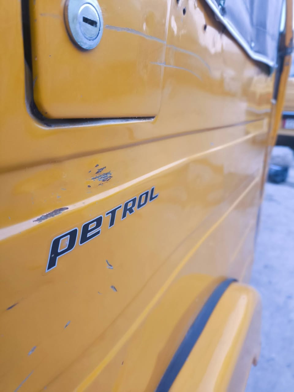 السلام عليكم
تكتك للبيع موديل 18 شهر 12 مكينه مكفولة فقط بوشه وبستم كشر مكفول لا تعمير لا صبغ لا معجون بيها طخات خفيفه موضحه بلصور كشرة ونصبه مال 20 رقم وسنويه نكليزي تحويل ثاني يوم السعر 5800 بيها مجال مكاني بغداد الشماعيه 
اتصال ***********
