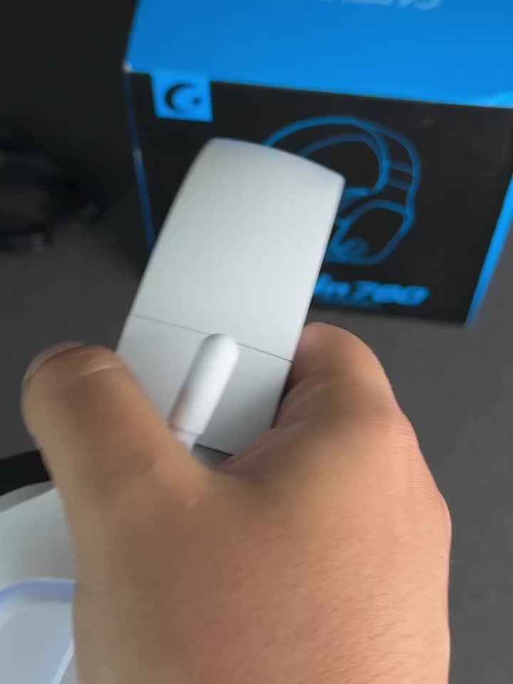 هيدسيت كيمنك يعمل على جميع اجهزة اللالعاب

حتى الهواتف الذكية 
موديل captiob 780 باخر اصدار
اتصال ثلاثي الأوضاع (in-1-3) :

﻿﻿لاسلكي 2.4GHZ: باستخدام قطعة (USB (Dongle لضمان عدم وجود تأخير في الصوت (Low Latency) وهو الأفضل للألعاب

﻿﻿بلوتوث (Bluetooth): للاتصال بالهواتف والأجهزة اللوحية

﻿﻿سلكي (3.5mm): للعمل في حال نفاد البطارية أو على أجهزة معينة

عمر البطارية: تصل إلى 35-40 ساعة من الاستخدام المتواصل

(حسب مستوى الصوت والإضاءة)

شحن تايب سي سريع جدا مع اضاءة جانبية مميزة جودة الصوت: مزودة بمحركات (Drivers) بحجم 50mm
تقديم صوت محيطي ستيريو وتأثيرات "باص" قوية تساعد في سماع خطوات الأقدام في الألعاب

الميكروفون: ميكروفون مرن وقابل للإزالة، يتميز بخاصية تقليل الضوضاء لضمان وضوح الصوت أثناء المحادثات.

السماعة تدعم تشكيلة واسعة من الأجهزة بفضل أوضاع الاتصال
المتعددة:

( بر اللاسلكي PS5 (2.4
. (عبر اللاسلكي أو السلك) 2. PC / Laptop

﻿﻿﻿Nintendo Switch (عبر البلوتوث أو 
السلك).

﻿﻿﻿الهواتف الذكية (عبر البلوتوث).

﻿﻿
#explore #reels #trending #viral #fyp

#سعرها ٣٠ الف 

#توصيل ٥ الف


**إذا كنت صاحب هذا الإعلان وتريد حذفه لأي سبب، رجاءا أرسل رسالة إلى الدعم الفني**