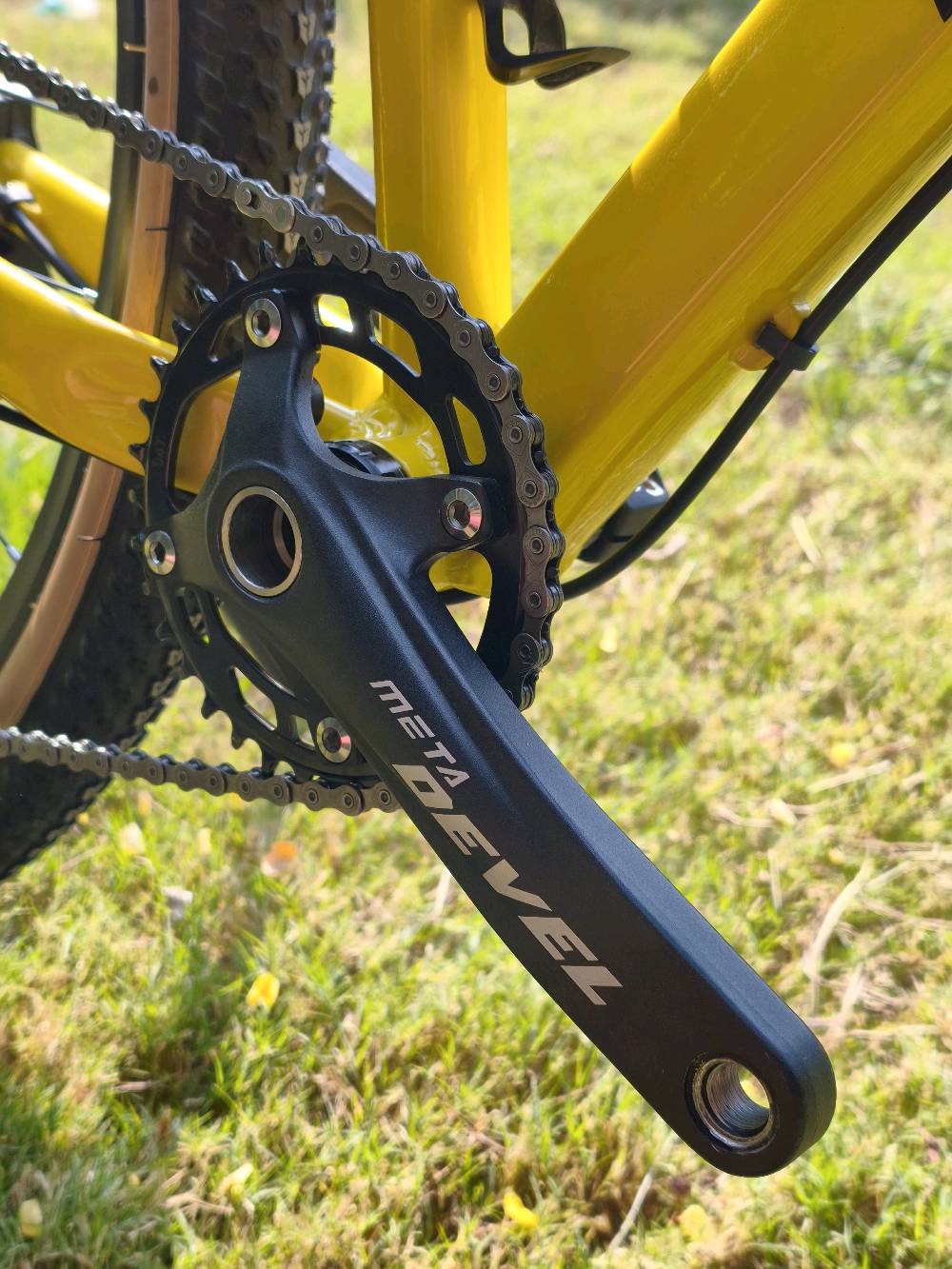 دراجة جبلية متطورة للطرق الوعرة. تتميز بهيكل بلون أصفر مشرق وتصميم يجمع بين الانسيابية والمتانة. مجهزة بمكابح قرصية قوية، ومغير سرعة متعدد المستويات لتجربة قيادة محسنة على كافة أنواع الطرق. المقعد واسع ومريح مع نظام تهوية ودعم إضافي. فرصة رائعة لعشاق المغامرة.