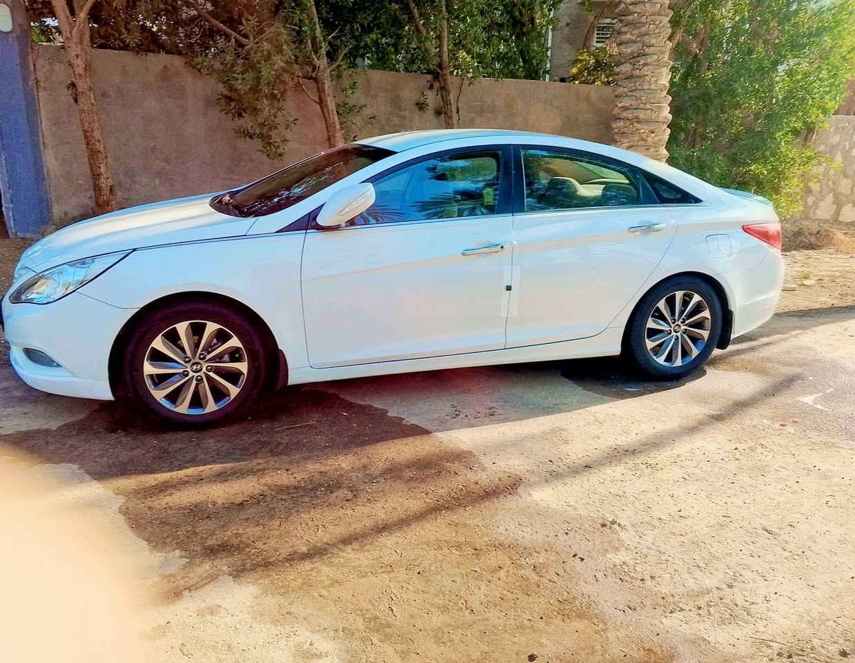 للبيع سوناتا 2012 خليجي مكفوله كفاله عامه 
رقم بغداد الجديد بسمي سنويه مجدده لل 2030 
محرك 2400 دوش مامفتوح 
فول مواصفات عدا البونراما 
مواصفات 
شاشه كامره تحكم جهتين اشاير بالمري مري شفط تبريد قطعتين داخل بيجي السياره جديده مكينه كير حداديه جدد تخم تاير جديد تبريد ثلج السعر 133 وبيه مجال 
للاتصال 
***********
***********
المكان بابل الحله
