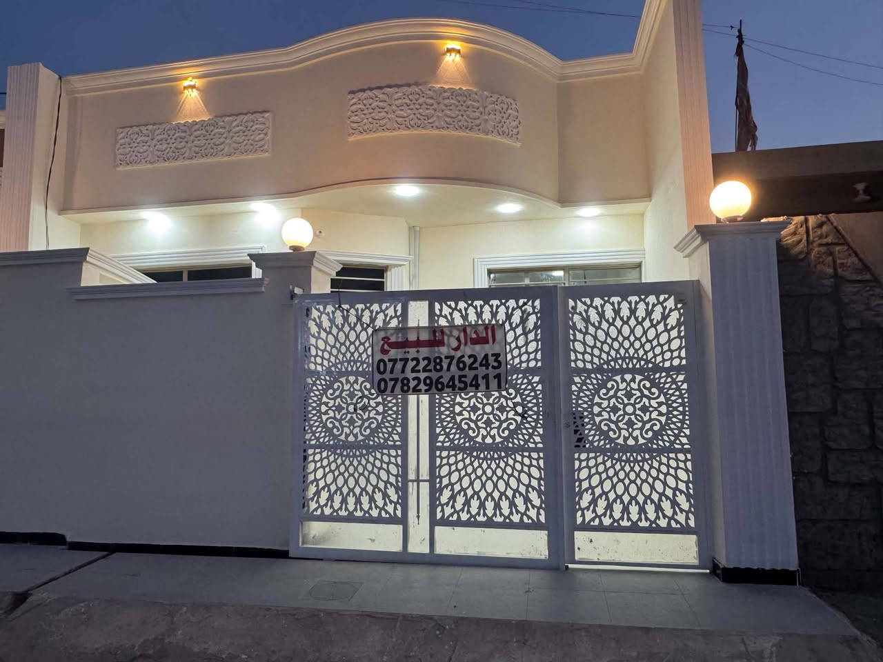 سلام عليكم 
بيت للبيع مساحه 160م 
بناء بلوك درجه أولى 
كهرباء مي مجاري ضمان 
المكان مقابيل الاستدارة مال الخماس مقابيل مستوصف الغدير 
يتكون من غرفتين نوم صاله استقبال ومطبخ ومناور عدد 2
علما ان المنطقه مي مجاري كهرباء 
يبعد عن الشارع 100م 
***********
