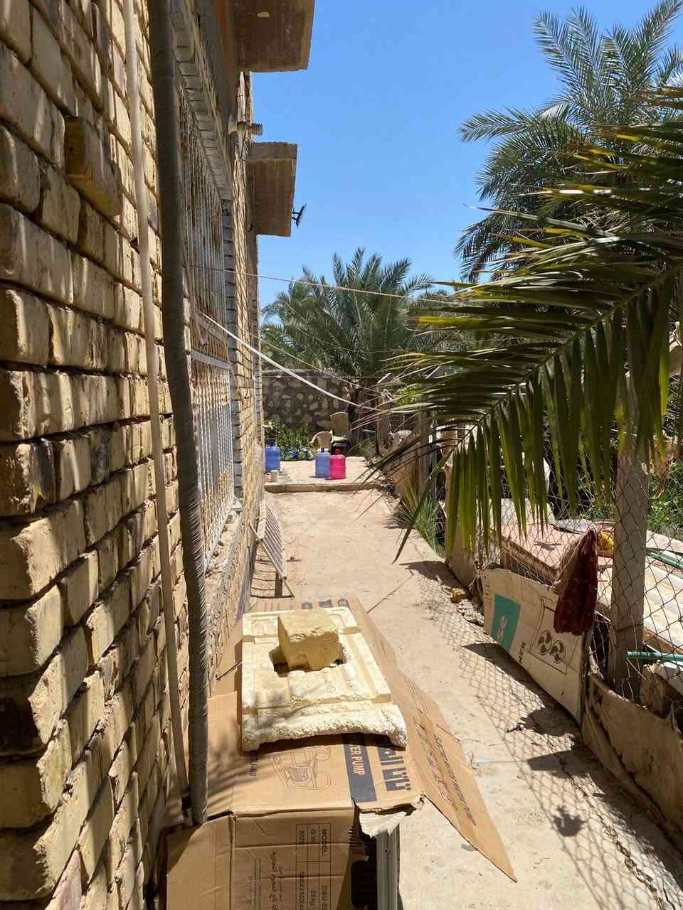 🌿 إعلان عن مزرعة للبيع 🌿

تُعرض للبيع مزرعة بمساحة دونم ونصف
📍 تقع على طريق السنية
وتبعد حوالي 1 كم عن الشارع العام
🚗 طريق معبّد يصل مباشرة إلى باب المزرعة

🏡 تضم المزرعة:
✔️ منزل مكوّن من طابقين
✔️ 4 غرف نوم
✔️ صالة
✔️ غرفة استقبال
✔️ مطبخ
✔️ مجمع صحي

🚘 كما تحتوي على:
✔️ كراج كبير
✔️ مخزن

🌴 وتضم مجموعة من الأشجار المثمرة:
▫️ نخيل من أنواع جيدة
▫️ تين
▫️ عنب

تتميز المزرعة بموقع هادئ ومناسب للسكن أو الاستثمار 🌱

📞 للاستفسار والمعاينة:
مكتب المحيط لبيع وشراء العقارات – الديوانية

📍 الشارع الحولي – خلف جامعة القادسية – قرب غسل غريب الطوس

☎️ أرقام الاتصال:
***********
***********

📲 و
