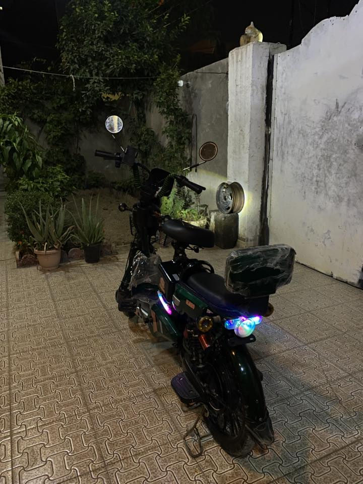 السلام عليكم 
دراجة شحن للبيع 
شركة ULENDO
حجم 20 
موديل 2023
اشاير يمين يسار بدون دبل اشاره 
نشرات جانبية ولايت خلفي ملون 
ترحيب اول ما تشغل 
لايت امامي ابيض 
اربعة بطاريات الحجم الصغير 
اربع نمر 
الكشن مالتها يتحرك تريد تبدله او تلحمه 
الدراجة كفراتها كلش نضيفة 
الدراجة بطارياتها تعبانه يحتاجلها بطاريات تمشي على كد مسافات قصيرة توديك وجيبك 

السعر : 160 الف وبيها مجال 

*********** واتساب فقط 
مكاني ديالى بعقوبة كورنيش ديالى
