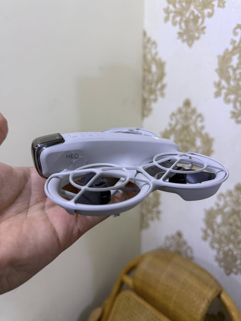 سلام عليكم 
درون dji نيو ون 
درون غنية عن تعريف من نحاية تصوير وسرعة استجابة 
تصوير 4k تحكم جوستك وموبايل. وايضا بدون اي شي فقط درون هم تطير مميزات. 
تتبع و دوران وابتعاد والارتفاع وهواي شغلات. 
الدرون بية ضربة خفيفة كما موضح حادث اصتدام. 
ملحقات كاملة. جوستك وبطاريات 2 وشاحن بطارية 
مكاني البصرة الاستفسار ***********
