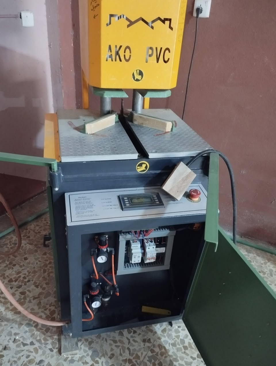 السلام عليكم معمل  6pvc قطع للبيع مع الكمبريسر نظافة 90 % موصل للاستفسار ***********
