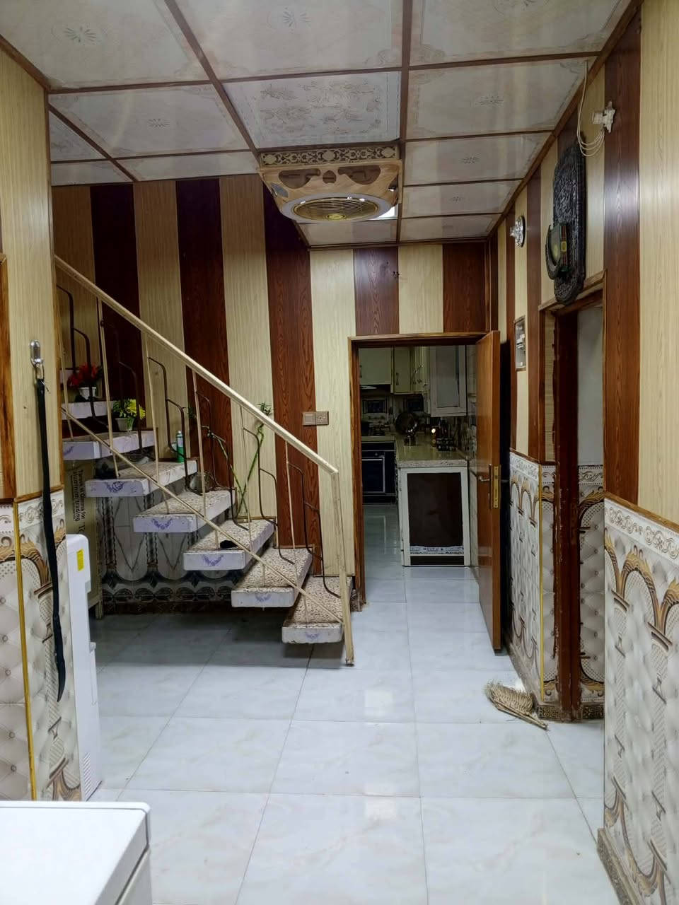 السلام عليكم
بيت للبيع ( طابو صرف ) المساحه ٢٥٠ متر العنوان بالسده حي النصر الاول مباشر على الشارع العريض البيت طابقين كلش نضيف تفاصيل البناء رباط ارضي بناء طابوك والسكف صب يتكون من / غرفه + صاله + ستقبال + مطبخ + حديقه + طارمه + صحيات داخليه وخارجيه الطابق الثاني/ غرفه + بيتونه الخدمات كامله السعر المطلوب ( 110 ) مليون وقابل لتفاوض الاستفسار اكثر // *********** / ***********
