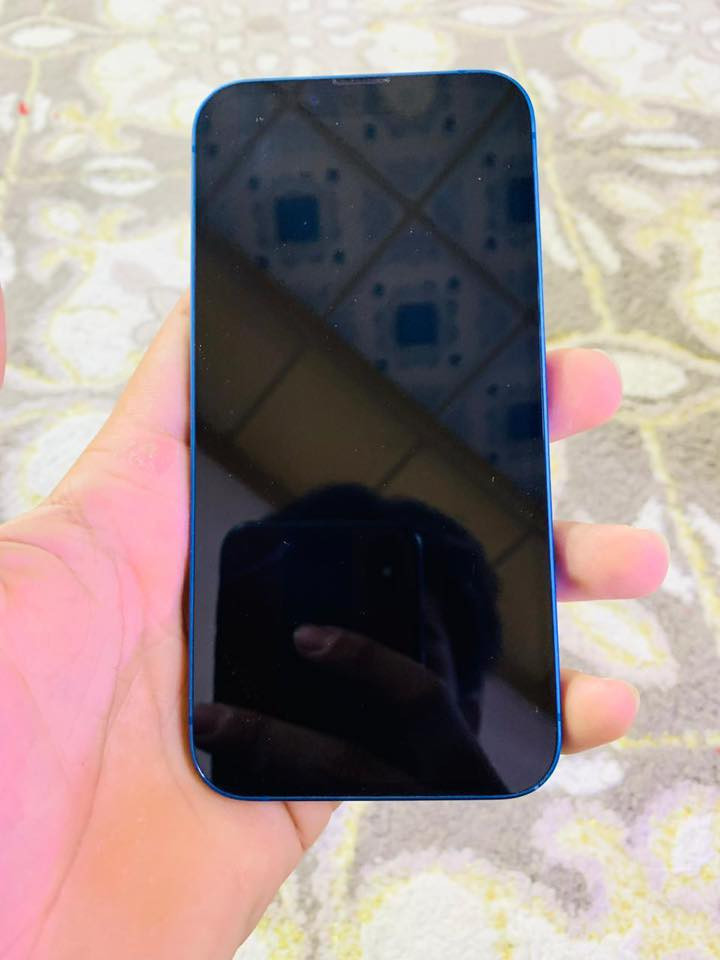 سلام عليكم ايفون ١٣ عادي للبيع ذاكره ١٢٨ بطاريه ٩٣ مكفول ممبدل بي شي ابد وتر بروف  هذه رقمي*********** سعره 450وبي مجال بصيط وذا اكو هونر اكس 9سي راوس
