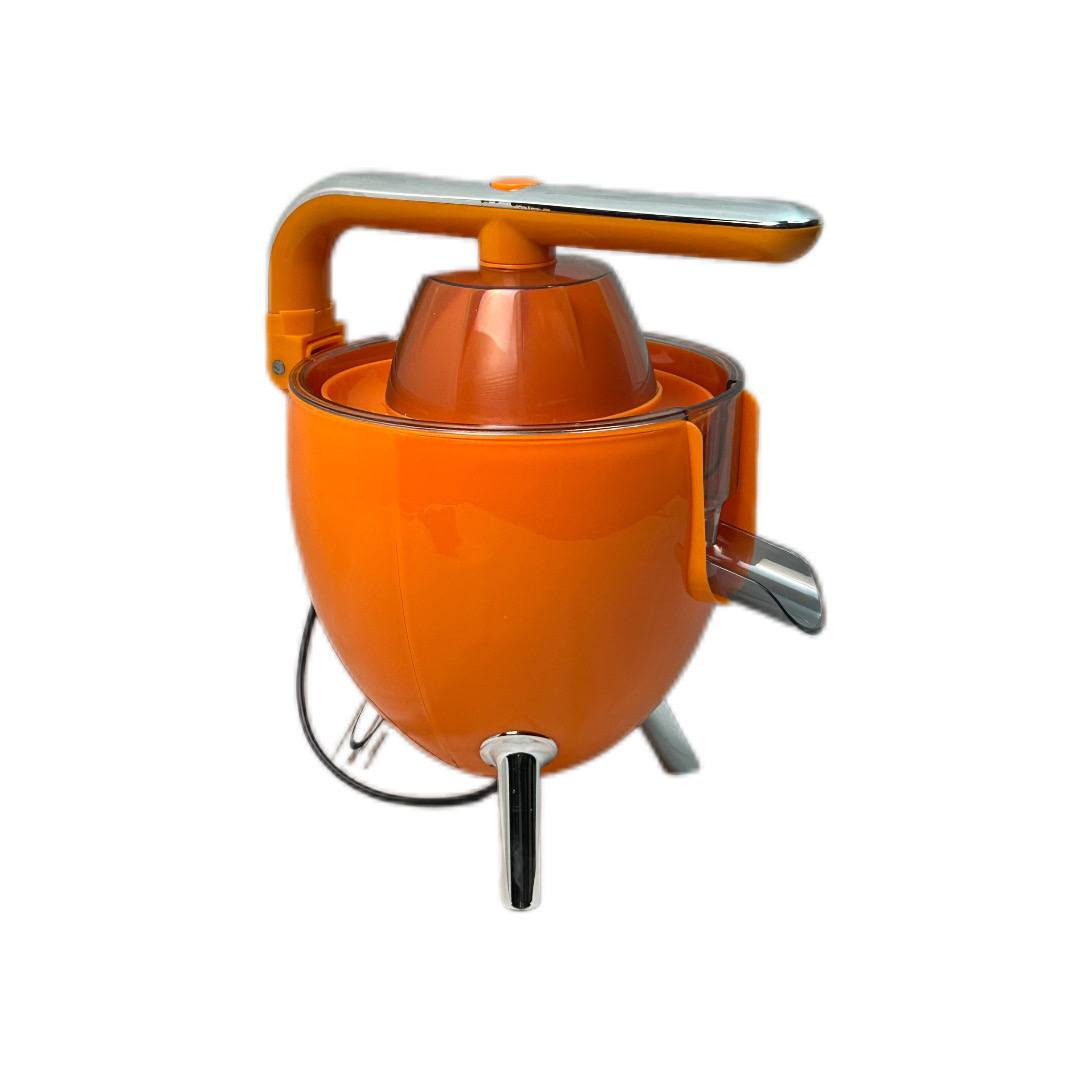 بمحرك قوي جداً
رابط فيديو اعلاني: https://t.me/mojod_12/2289
رابط فيديو اعلاني  : 
https://t.me/mojod_12/2605

تمنح أقصى استخراج للعصير من البرتقال، الليمون، الجريب فروت وغيرها من ثمار الحمضيات.

تأتي مع مخروطين بأحجام مختلفة لتناسب الفواكه الكبيرة والصغيرة، بينما يضمن الذراع الضاغط العصري سهولة الضغط دون أي مجهود يُذكر.

تتميز بفوهة مانعة للتنقيط للحفاظ على نظافة سطح العمل، ومصفاة مصنوعة من الفولاذ المقاوم للصدأ تمنحك المتانة والاستخدام طويل الأمد.

كل الأجزاء قابلة للفك وآمنة للغسيل في غسالة الصحون، مما يجعل عملية التنظيف سهلة وسريعة.

موتور قوي 300 واط لعصير مثالي

ذراع ضغط مريح يقلل الجهد أثناء الاستخدام
مخروطان بأحجام مختلفة لجميع أنواع الحمضيات

فوهة مانعة للتنقيط تمنع الانسكاب

مصفاة ستانلس ستيل متينة ومقاومة للصدأ

أقدام مانعة للانزلاق لثبات الجهاز أثناء التشغيل

خالية من مادة BPA الضارة

جميع القطع قابلة للفك وآمنة للغسل في غسالة الصحون

الابعاد : الطول 23cm ‘ العرض 17cm ‘ الارتفاع 24cm بغداد, العراق


**إذا كنت صاحب هذا الإعلان وتريد حذفه لأي سبب، رجاءا أرسل رسالة إلى الدعم الفني**