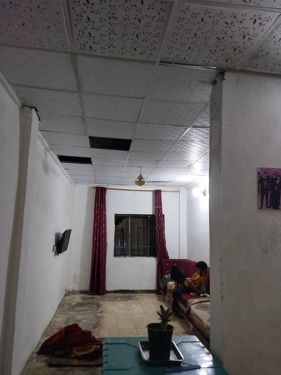 شقه تجاوز للبيع تحتوي على غرفه 4/ 4واستقبال 6/4ومطبخ 4/4وصاله 3/8 وحمام 2/2  ودرج خارجي السعر 7  المكان كويريش قرب الاقواس للاستفسار ***********
