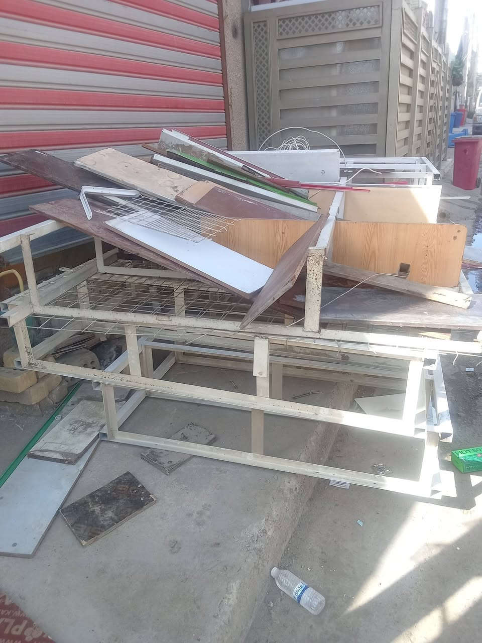 رفوف اسواق حديد للبيع واحد ستة طوابق قياس٥*٣والاخر٥*٤ اربع طوابق مع رفوف متحركة للبيع علما انها مفتوحة تاخذها راسا الرفاق الثانية قرب مجمع السلام السكني اسواق الهدى السعر ٥٠٠ قابل للتفاوض للاتصال صاحب الاغراض  طيف ***********  .
