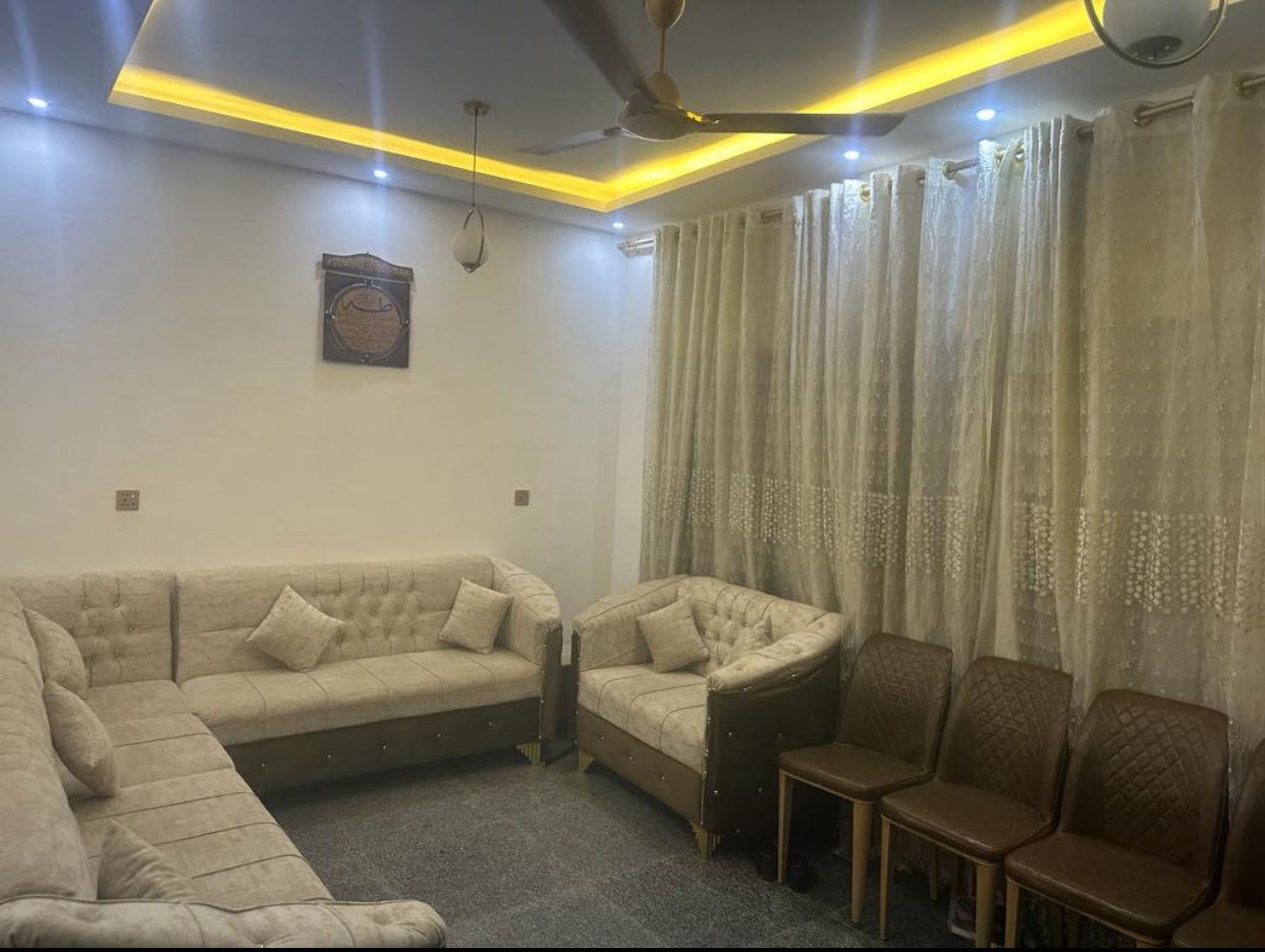 بيت للبيع ١٦٠ متر واجهه ٨ ونزال ٢٠ ثلاث طوابق 
(طابق ارضي )
كراج وحديقه مدخلين صاله ومطبخ وحمام وحولي وغرفه 
(طابق الثاني) 
غرفتين وحمام وحولي 
(طابق الثالث) معزول ودرج خارجي 
صاله ومطبخ وحمام وحولي صغير وغرفتين وسطح 
الموقع الغزالية شارع المشجر مربع المسيح 
للاستفسار  زيارة 
مكتب المشجر للعقار الغزالية شارع المشجر مقابيل بانزين خانه 
او الاتصال على ارقام التالية 
***********
***********
***********
