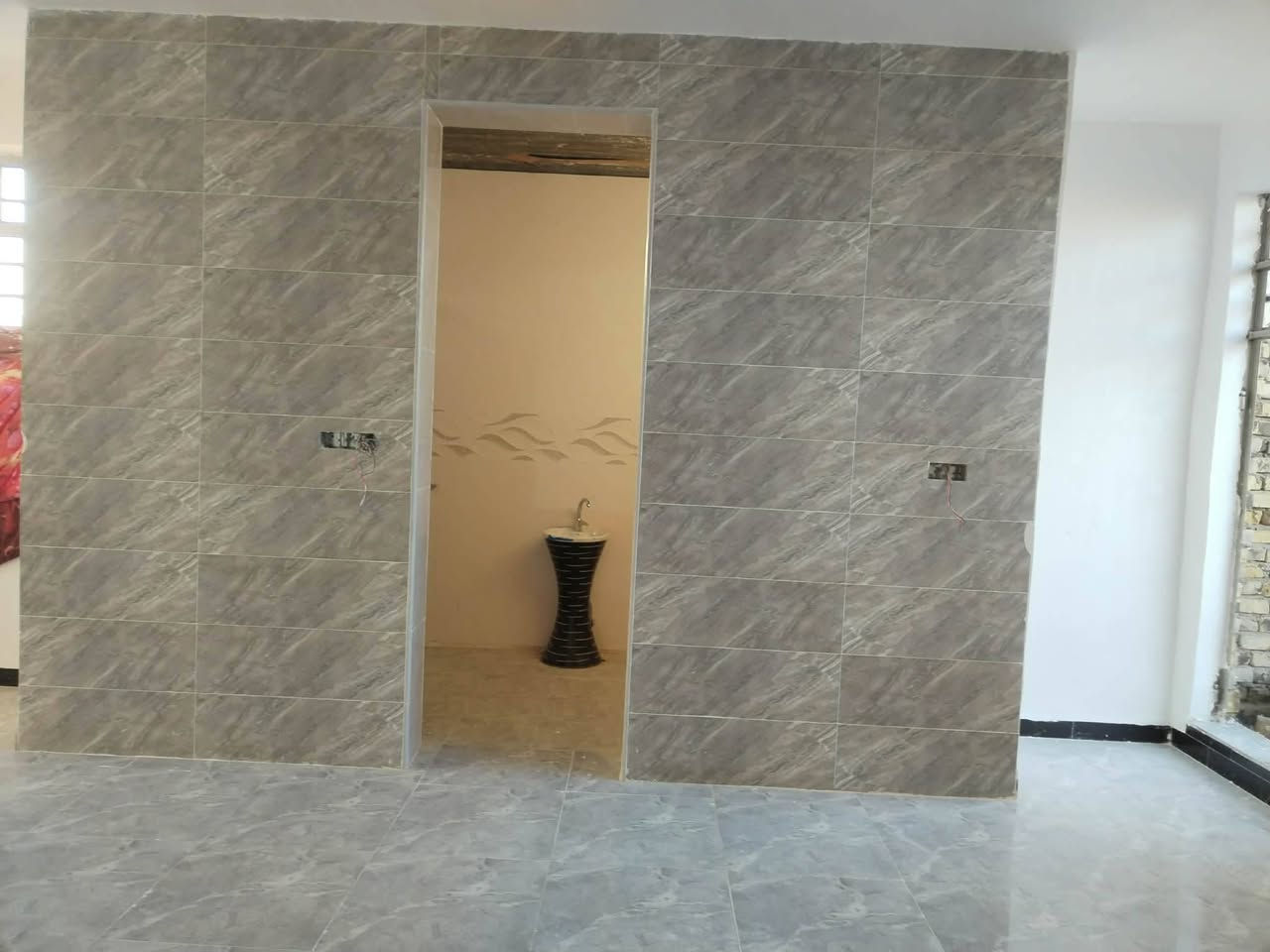 🏡 دار طابقين للبيع – فرصة مميزة 🏡
📍 العنوان: طهمازية – عمود 99 – داخل الفرع
📐 المساحة: 150 متر
📑 جنس العقار: طابو زراعي – سند 25
✨ الدار مرتب وحديث 2026 وباقي بي نواقص بسيطة، وإذا الشاري يحب نكملهن يتم حساب التكلفة وإضافتها على السعر بكل وضوح.
🔹 تفاصيل الدار:
3 غرف نوم
2 هول كبار (واحد بالطابق الأرضي وواحد بالطابق الثاني)
مطبخ
استقبال
3 مجمعات صحية
واحد بالطابق الأرضي
واحد بالطابق الثاني
واحد خارجي قيد الإنشاء
المجمعات مجهزة بـ كيزر + تانكي ماي وشغل درجة أولى
🔹 الخدمات متوفرة بالكامل:
✅ ماء
✅ كهرباء وطنية
✅ خط مولدة
✅ إنترنت ضوئي قريب جداً
كل هذا وبسعر ١١٨ مليون قفل 
و شراي يتفضل وتساب ***********

