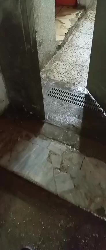 السلام عليكم بيت للايجار ٥٠متر بي غرفه وهول بفرع حسينيه الجواديه وغرفه بالسطح سندويج وخدمات ايجاره ٢٠٠الف... اتصال على رقم ابو البيت بدون دلاليه *********** ليث أبو مريم
