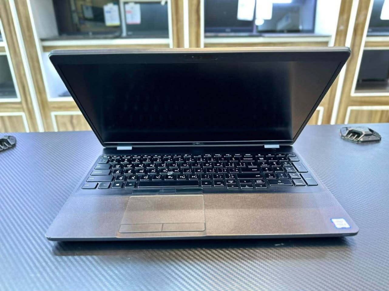 البرمجة)
💻 للبيع: Dell Latitude 5591 (مواصفات خاصة للأداء العالي)
 المعالج: Intel Core i5-8th Gen (H-Series) أداء مضاعف للمهام الشاقة.
 الذاكرة: 16GB DDR4 RAM.
 التخزين: 512GB SSD m.2 NVMe سرعة فائقة في نقل البيانات.
 الجرافيكس: Nvidia GeForce MX130 (2GB DDR5 منفصل) + كارت Intel مدمج.
 الشاشة: 15.6 Inch Full HD (1920x1080).
 المميزات: كيبورد ليزري عربي/إنكليزي، حالة الجهاز: نظافة 98% (بحالة ممتازة جداً).
💵 السعر الفريد: 400,000 دينار عراقي.
🚚 العرض يشمل: التوصيل المجاني + (حقيبة + ماوس + الشاحن الأصلي).
📥 للتواصل والطلب، يرجى مراسلة الخاص.


**إذا كنت صاحب هذا الإعلان وتريد حذفه لأي سبب، رجاءا أرسل رسالة إلى الدعم الفني**