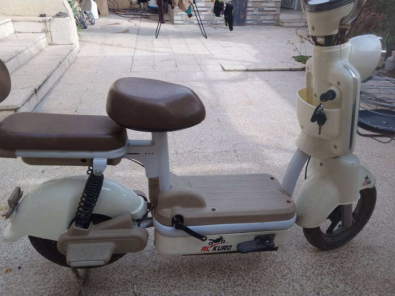 السلام عليكم
ماطور شحن للبيع 
لون كريمي 
حجم 14
3نمر
4 بطاريات
مثبت سرعة 
لايت عالي وناصي 
بريك امامي وخلفي 
دبلات 
بلوتوث
شاحنة اصلية
بصمة تشغيل عن بعد  
انذار سرقة 
قفل مركزي تاير خلفي 
للاستفسار الاتصال ***********.
