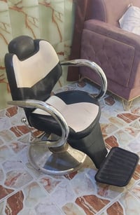 كرسي حلاقه للبيع السعر 175 للاتصال 07804003633