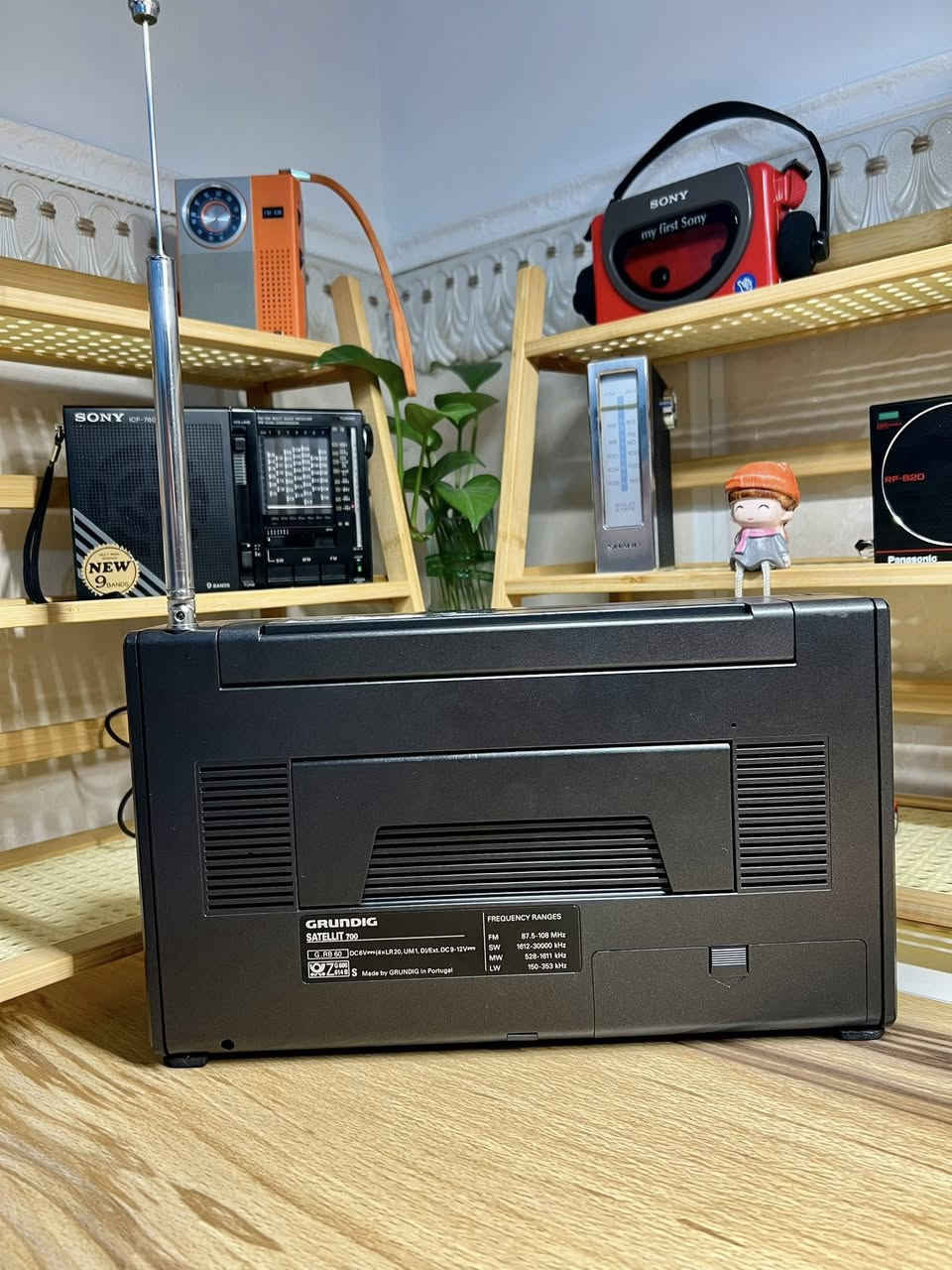 بعد اذن الآدمن
قطعة نادرة لهواة الراديو
Grundig Satellit 700
تحفة ألمانية أصلية من أساطير أجهزة الراديو العالمية مخصص للعشاق و لهواة الراديو 
يعد من أقوى وأدق الأجهزة التي صنعت في فئته
المواصفات:
-4 موجات كاملة: FM – AM – SW – LW
-يدعم SSB (ميزة احترافية لهواة الراديو)
-حساسية استقبال عالية جدًا
-شاشة رقمية LCD
-ذاكرة واسعة لحفظ المحطات
-إمكانية ربط هوائي خارجي
-صوت واضح وقوي
يعمل على بطاريات حجم كبير عدد ٤ او محولة خارجية مرفقة معه( الاصلية )
للحجز مراسلة الصفحة او مراسلة واتساب على الرقم ***********
#الجميع
#راديو
#راديو_قديم
#راديو_انتيك
#راديو_كلاسيك
#Vintage_Radio
#Antique_Radio
#انتيكات
#تحف_قديمة
#هواة_الانتيكات
#انتيكات_العراق
#بيع_وشراء_العراق
#للبيع
