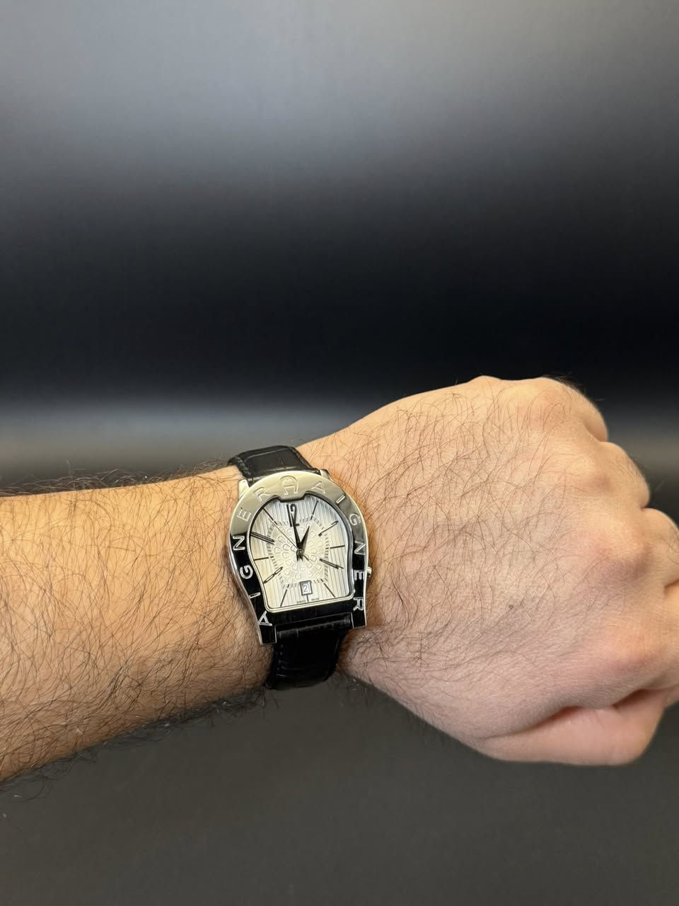 Aigner Verona Nuovo A22000
لعشاق النوادر (أكنر) سويسري أصلي مستخدم بدون علبة ساعة فقط 
- القطر 40mm الحجم الكبير
- نافذة لعرض التاريخ
- مينا مميزة بنقش أكنر مع طوق مطرز بحروف محفورة
- ماكنة تعمل بنظام البطارية
- سير جلد بلادي مع البوكل الأصلي
نظافة الساعة ممتازة كالجديد
للإستفسار مراسلة الصفحة ، يوجد توصيل الى جميع محافظات العراق
(نتعامل بالساعات الأصلية فقط)


**إذا كنت صاحب هذا الإعلان وتريد حذفه لأي سبب، رجاءا أرسل رسالة إلى الدعم الفني**