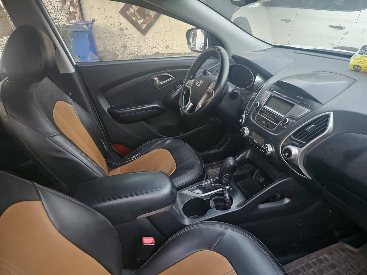 توكسان للبيع 
موديل ٢٠١٠ خليجي فول لمتدد 
محرك ٢٤٠٠ دوش 
بصمه تشغيل 
دخول ذكي
بانوراما 
كرسي كهربائي السائق وهواي موصفات 
بيه صبغ باب أثر طلقة خلف السائق 
وبيها ملاحظات بسيطه مكان السيارة العامرية شارع المضيف 
السعر 12500 وبيها  مجال بسيط
رقم صاحب السيارة *********** /***********
