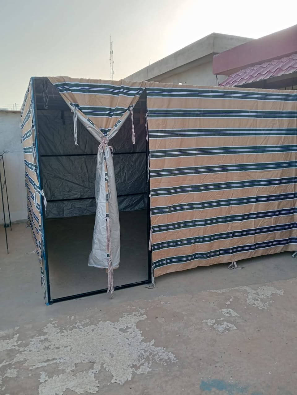 لـلـبـيـع خيمة  سفرات "شغل يد" درجة أولى 🏕️
للأهل الكشتات والسفرات، خيمة تفصال خاص (مو جاهز سوقي) مواصفات عالية ومتينة:
القياس: 3 × 3 متر طول وعرض 
 (ارتفاع مترين) 
المميزات: سهلة التركيب جداً، ومعاها "جادر مطري" يحميك من المطر والهواء.
الحالة: نظيفة جداً وبحكم الجديدة.
الخيمة متعوب عليها وتستاهل، اللي يريد يونس عائلته بالسفرات لا يفوتها.
الخيمة نظيفة وجاهزة تشيلها وتطلع بيها لأي سفرة.

السعر: الله شاهد مكلفني 300 ألف، والبيع بـ 150 ألف فقط 

لأي استفسار، يرجى الاتصال على الرقم:
[ ‏‪ 0770 509 0099‬‏]
