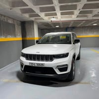 جيب كراند شيروكي 2023 امريكي ماشية 43,000 كم السيارة بيها الجاملغ الخل...