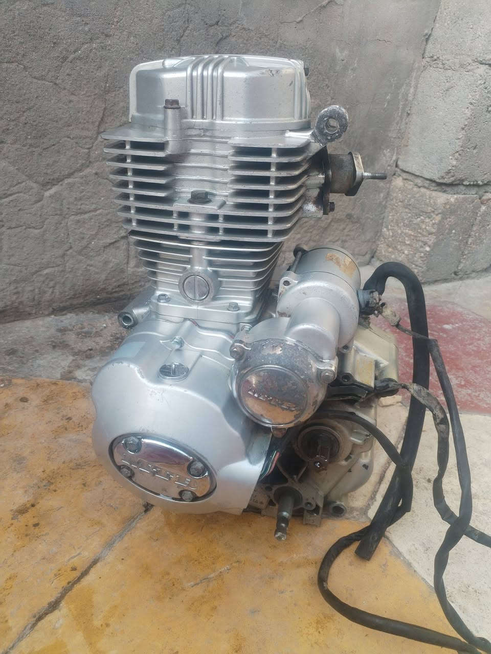 مكينه مال جمره شغاله ما بيه شي
مكينه مال متيار شغاله بس بيه كرنك 
***********
