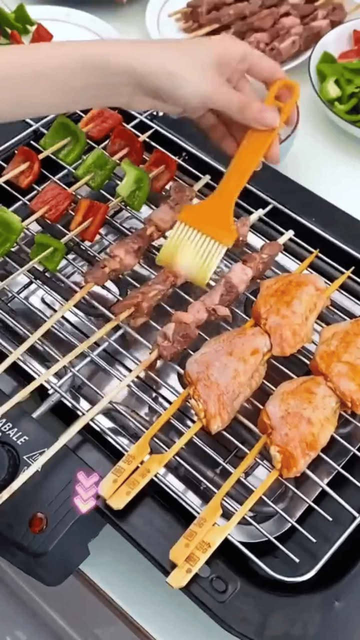 شبعنا دخان وتعب.. الشواء صار أسهل بضغطة زر! 🥩🔥
ما يحتاج تفتح بنكة وتترس البيت دخان، ولا يحتاج تنتظر الفحم يجهز ساعة!
جبنالك الشواية الكهربائية العملاقة (2000 واط).. القوة والأداء اللي يبيض الوجه.
ليش لازم تكون عندك؟
شواء نظيف: اشوي سمك، دجاج، وستيك بنص الصالة وبدون قطرة دخان.
تحكم كامل: 6 مستويات حرارة و3 مستويات للارتفاع (يعني اللحم يستوي على راحتك وما يحترق).
تنظيف بثواني: كل القطع تتفكك وتنغسل بسهولة، يعني ماكو "جلي" متعب.
أمان عالي: يدات عازلة للحرارة حتى تشيلها وتتحكم بيها وأنت مرتاح.
💰 السعر صدمة (شامل التوصيل):
✅ داخل بغداد: 33 ألف دينار بس!
✅ كافة المحافظات: 35 ألف دينار بس!
📞 احجز قطعتك الآن قبل نفاذ الكمية: *********** بغداد, العراق
