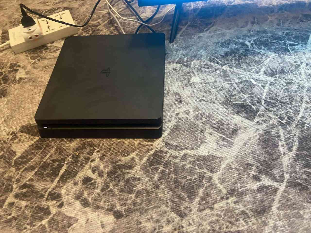 سلام عليكم شباب 
بلي فور مهكر 
سلم 
باله ما مشتغل هواي ابد معه كامل ملحقات جوستكات اصليه و بي العاب مصوره كدامكم 
نضام 11.00 
مع دركسون في اكس ان معه كامل ملحقات فره و نص و يتحول نص فره الاجهزه كلش جديده وما مفتوحه ابد 
ابيع دركسون و بلي و ابيع عادي يعني كلمن وحده هيج 
سعر 310 وبي مجال للطيبين مكان بغداد شعله خادمكم كميل رقم *********** و الخاص الي يريد راسلني يكتب بل تعليق
