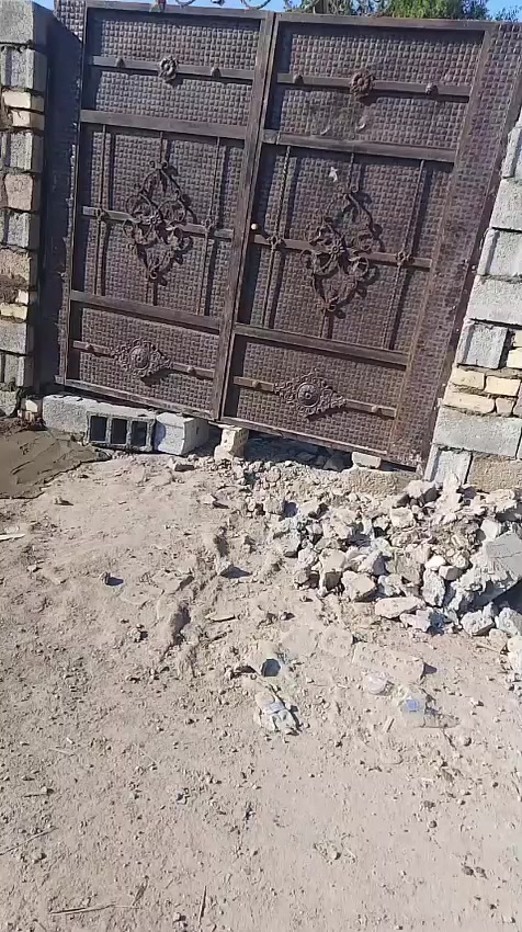 السلام عليكم بيت للبيع مساحة ٢٥٠ متر البيت بيه نواقص مكامل انبيع عل هذا وضعه ركن عل شارعين يبعد عن الشارع العام ٣٥٠ متر البيت سقف عكاده مكان البيت النهروان الدوانم حي المصطفى عل مشروع اليم مطعم جواد الشارع الثاني عن المشروع *********** ***********
