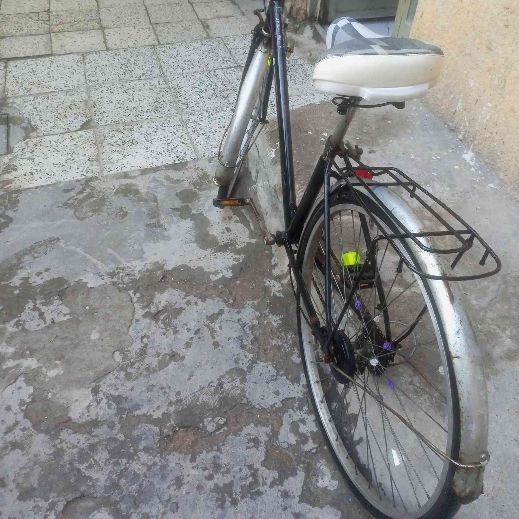 السلام عليكم بايسكل للبيع حجم 26 بناتي نضيف العنوان بغداد البياع الشرطة الخامسة السعر 50وبيه مجاللل
***********
