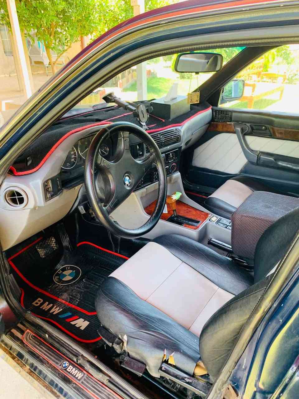 السلام عليكم/سيارة BMW موديل ١٩٩٠  ٥٢٠ /رقم دولي /باسمي تحويل ثاني يوم /تبريد  اطارات طخم جديد آصلي /كوبون بنزين /صدر جديد /البيع نقدا /السعر  ٤٥ ورقة /الرقم للتواصل/***********
