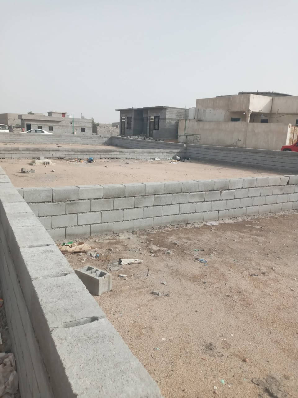 سلام عليكم  عندي قطع ثنين مساحتها الوحده٣٠٠ وثانيه  ٢٥٠مسيجات المكصب وره سنتر روان ماءاساله كهرباء متوفرات الوحده  ١١ مليون وبيه مجال هاذه رقمي *********** /***********
