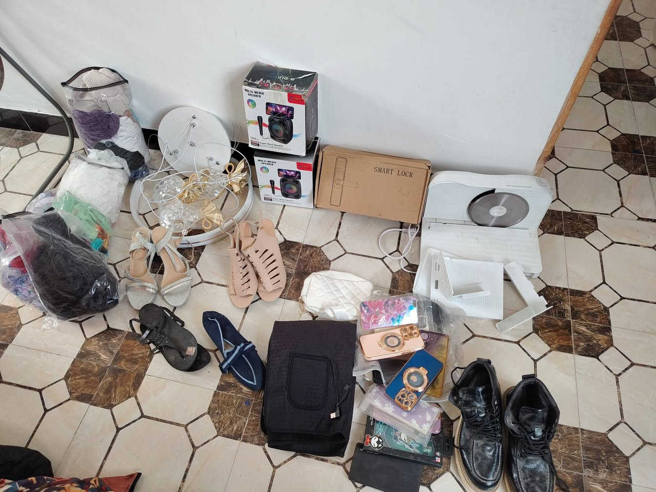 شلعه كامله متكونه من ملابس +احذيه +قماصل +قفل سمارت كامل +اله كص الحم +ثريه+سماعات سبيكر عدد 2 ومجموعه كفارات
تفاصيل أكثر عل خاص


**إذا كنت صاحب هذا الإعلان وتريد حذفه لأي سبب، رجاءا أرسل رسالة إلى الدعم الفني**