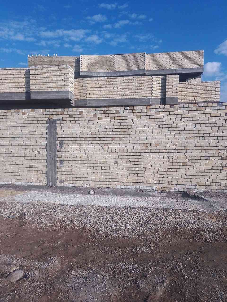 السلام علیکم دار للبیع العنوان صویره مقابل محطه رضا الصالح المساحه الكليه 800م مساحه البناء 400  يبعد عن الشارع 150م سند 25 يحتوي ع اربع غرف نوم مطبخ حار وبارد و صالتين وستقبال وصحيات خارجيه وداخليه  مع مسبح خارجي كامل يوجد ماء كهرباء للاستفسار***********///***********
