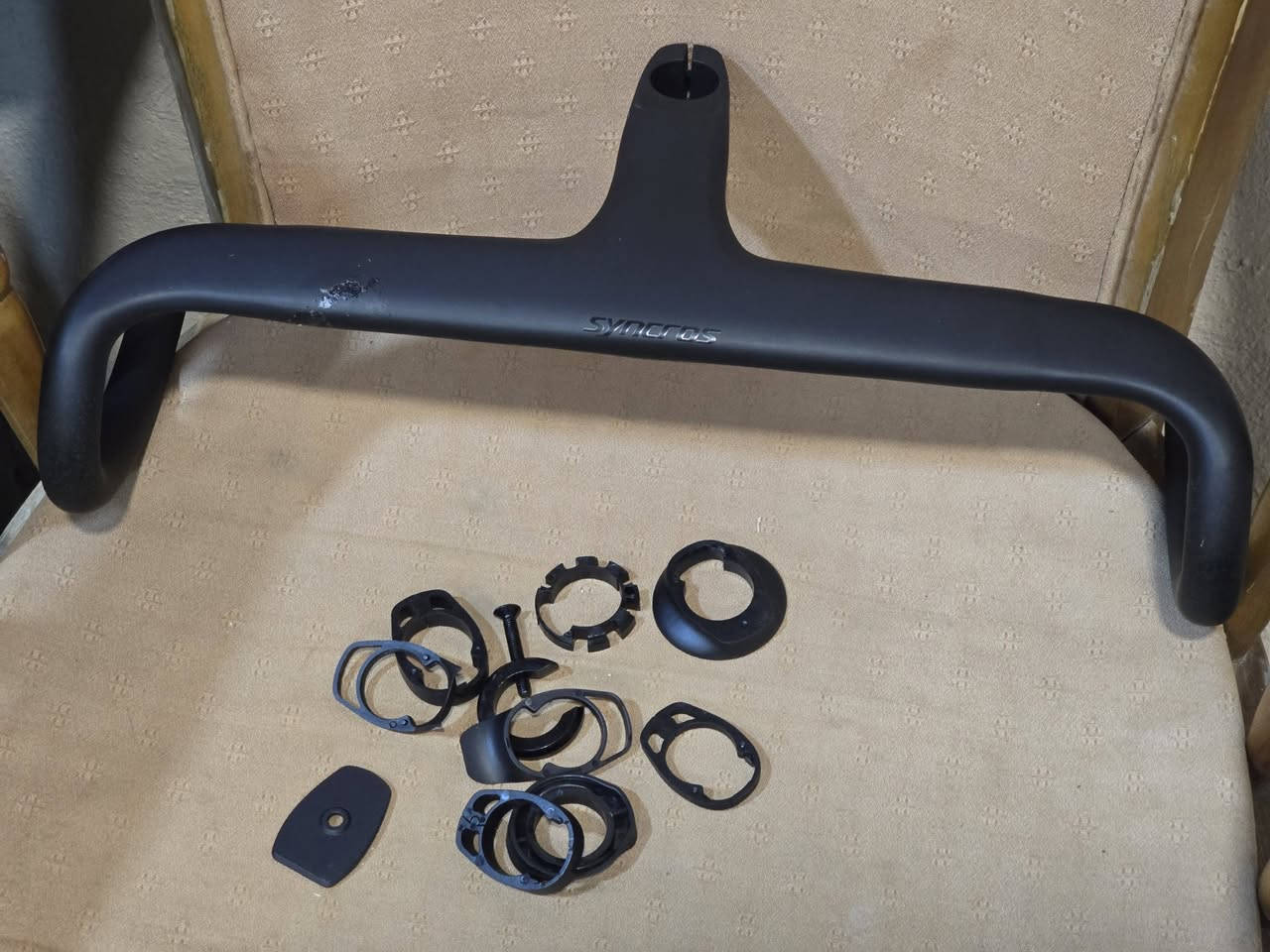 سلام عليكم 
ستيرن سباق كاربون فايبر 
ماركة syncros 
مع كافة ملحقاته
سعر 35الف 
متوفر توصيل لجميع المحافظات 
***********
