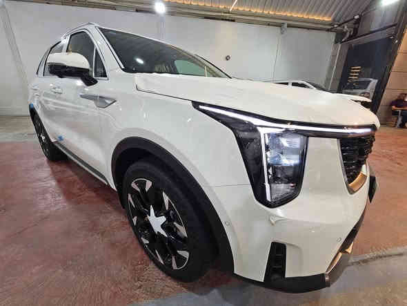 قوة - رفاهية - حضور
سورنتو 6 سلندر 2025 سقف حديد 
- لوحات بغداد -
🧨 للعلم مثبت عليها لوحات وبيها سنوية 🎈

الموديل : 2025. (خليجي) . 
المحرك  : 6 سلندر 3500cc 
العــــداد : صفر كيلو متر . (زيرو) . 
الضمان : 5 سنوات او  100.000 كيلو متر . 

المواصفات :
* شاشة عدادات متغيرة.
* مراية وسطية مزودة بكاميرا عالية الدقة.
* داتا شو (Head-Up Display) لعرض المعلومات على الزجاج الأمامي.
* هاند بريك بصمة.
* صندوق كهربائي .
* برادي أبواب خلفية.
* عدادات رقمية شاشة متصلة.
* دبل كامرة
* مقصورة الركاب من المخمل
* اطار قياس 255/45R20 انج .
* دخول وتشغيل بصمة.
* أنظمة قيادة متعددة.
* شحن وايرلس .
* سقف حديد . 
* كاميرا خلفية . 
* مرايا كهرباء.
* المصابيح الأمامية زنون .
* كشافات الضباب زنون . 
* تشغيل عن بعد .
* مقعدين الامامية كهرباء.
* نظام APPLE CARPLAY.
* انارة داخلية متعددة الالوان.
* حساسات خلفية وامامية .
* مكيف خلفي مع وحدة تحكم منفصلة . 

🧨 للعلم مثبت عليها لوحات وبيها سنوية 

لمعرفة السعر اتصل خاص وتدلل حرك الاسعار 
الاسعار نار 🔥🔥🔥🔥 اتصل وتدلل 
---------------------------------------
📍 العنوان: بغداد – معارض جكوك – قرب بوابة الكاظمية
📍 المعرض: شركة إسماعيل البلداوي لتجارة السيارات

📞 للاستفسار والتفاصيل: ***********

📩 أو تواصل معنا عبر رسائل الصفحة بكل سهولة

#شركة_اسماعيل_البلداوي_لتجارة_السيارات #kia  #عروض_السيارات #بغداد #Sorento  #معارض_جكوك
