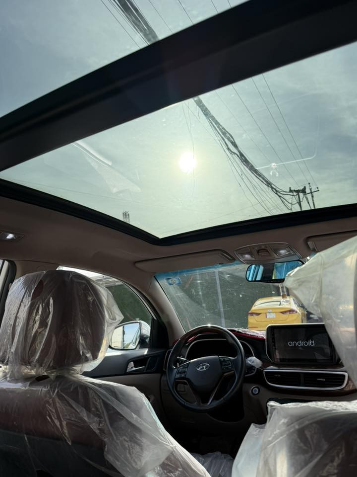 سلام عليكم
توكسان 2019 خليجيه وكالة ( الگاصد )
بأسمي هزه جديده 
تحويل ثاني يوم 
فول 1/1 
٣ وضعيات قياده 
٥ ويل كب 
بانوراما 
بصمة تشغيل 
٢ كراسي كهرباء 
عدسات لايت متحركه مع الستيرن 
شاشه كبيره
تحكم ستيرن جهتين
Abs  
5 ويل كب 
لايت زنون ( عدسه متحركه ) 
جكمجه ثلاجه 
لدات
مري شفط
تدفئه تبريد قطعتين 
مكينه 2000 
داخل لونين - صاچ 
گير ومكينه مكفول 

السياره ماشيه ٧٠ الف  كم وقابل للزياده 
السعر. 196 $ وبيهه مجال 

*********** 
 بغداد الدوره

بيها صبغ حافه البنيد و عكسه باب الجنطه و ٣ حالوب ممبينه ورصعه صغيره بالجاملغ
