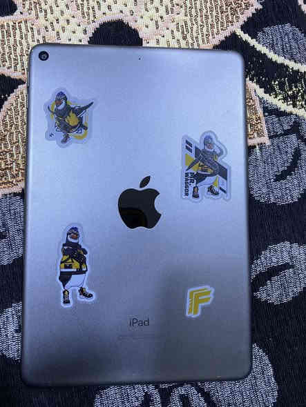 السلام عليكم 
آيباد مني5 فول نضافه100/100 
ما مفتوح  ذاكره64 .60 أفريم بل بوبجي 
كلشي شغال سعر 150 قفل مكان لانبار رمادي تواصل خاص او وتساب ***********🔵🔴مراوس حسب قناعه
