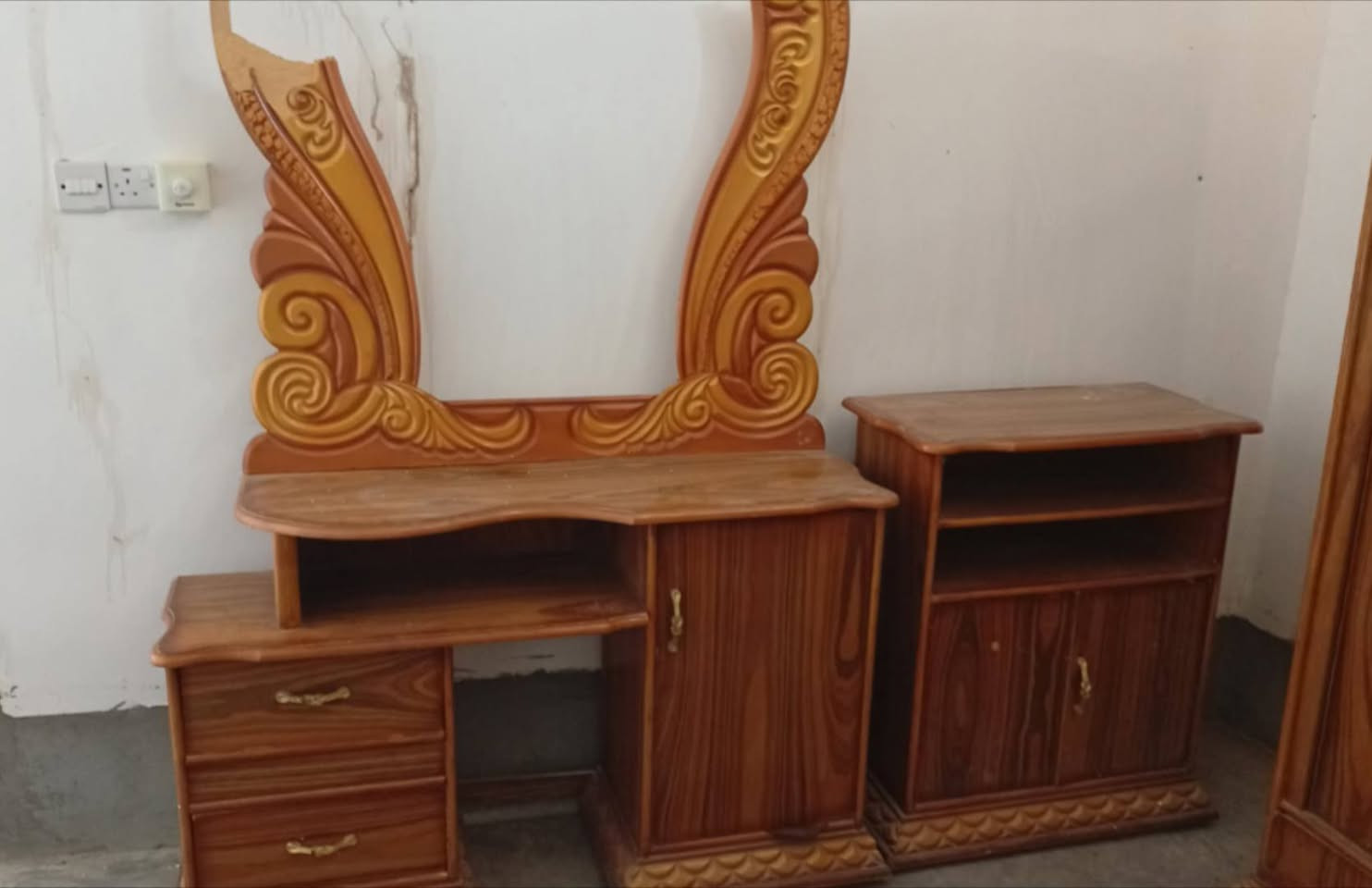 سلام عليكم غرفه كامله بس الميز مكسور الأطار جديده مستعمله شي قليل السعر 450 ‏/‪***********‬‏
