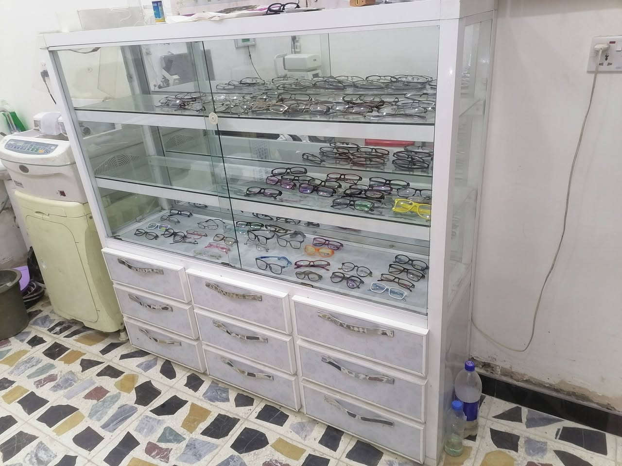 السلام عليكم
عارضه بيها ٩ مجرات ب ٢٥٠ و عارضه طويلة ب ١٠٠ وفاترينا ب ٩٠ الرقم *********** واتساب
