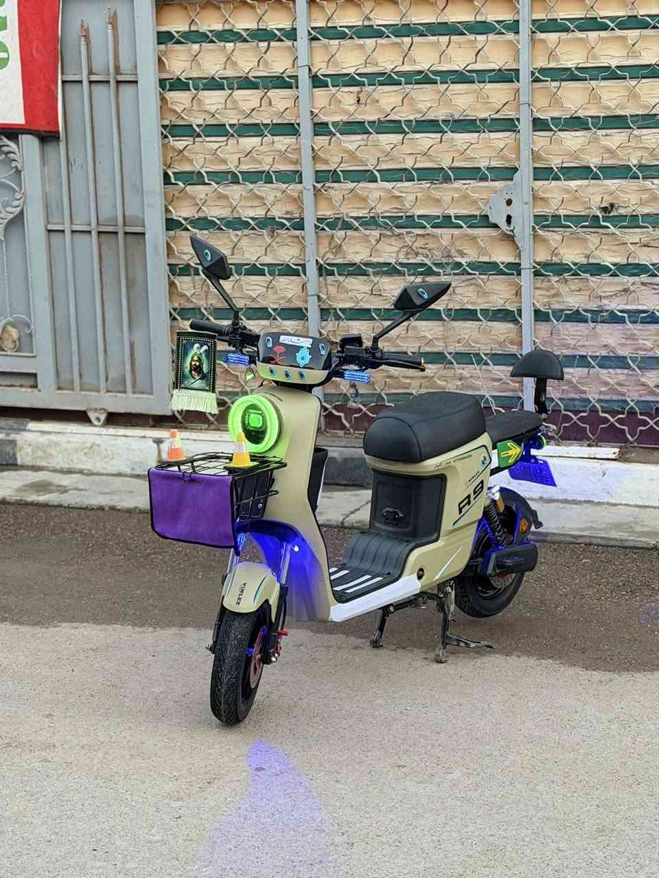 ( السلام عليكم )
 دراجه شحن للبيع فول موصفات 
نوع الدراجه ار 9
خمس بطاريات كبار 
موديل 2026 وصل الشركه موجود 
لايت عالي ناصي 
هورن ستاند تلفون 
بلوتوث بك ترجع  
شخط ما بيه بعده جديده 
مكان الدراجه بغداد الزعفرانيه 
السعر 550 وبيه مجال ما متواجد على الفيس فقط وتساب 
رقم الهاتف (***********)
