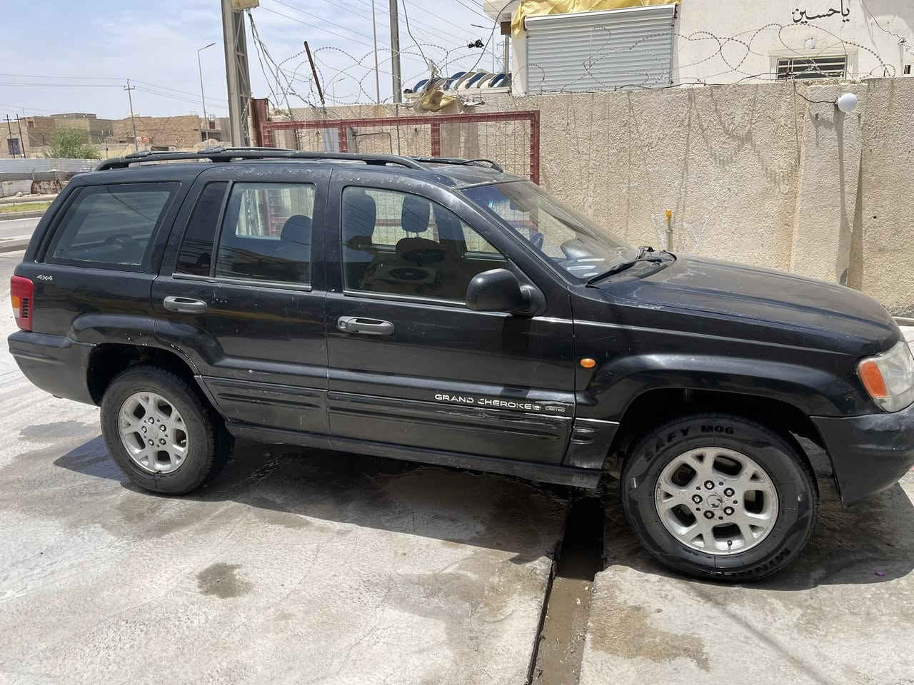 السلام عليكم ورحمة وبركاته جيب شيروكي ألفين كله بلادي نقطت صبغ مابيه كله عله البلاد تخم تاير جديد منضومت غاز سنويه جديده اكسل جديد اي نقص مابيه سعر 70 وبيه مجال قليل ***********
