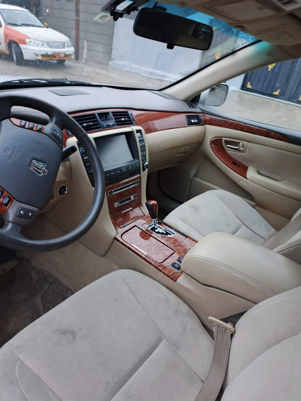 شاهینە براوە براوە فول مۆسەفات
سێ دوگمە ناو زەرد
گێر و مەکینە ١٨٢ مەرخوبی بازار
بێ دوکەل
مۆدێل ٢٠٠٥
سەلاجە و پەردەو تەبرید مەرکەزی
شاشە و کامێرا و حاسە
هەر چوار کوشنی کارەبایە
دەعم و لێدرانی نیە
سەقفی بۆیاخی نیە
بە شەرتی گێر و مەکینە
سارد و گەرمی مەزبوتە سەیارەکە

نرخی ٤٥ گەلا و مەجال
موشتەریت تێل بکە
سەیارەکە لە هەلەبجەی تازەیە.

***********
