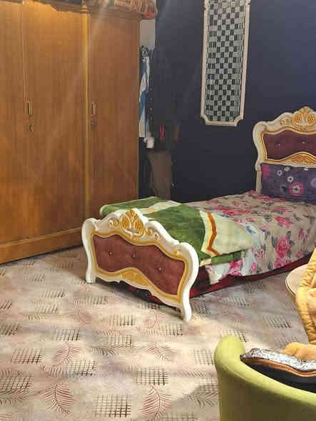 للبيع بيت 100 متر طابق و نص شارع 10 متر قطاع 73 الشريط حي ميسان يحتوي الطابق الاول غرفة و صالة و مطبخ و استقبال وتخاريج و الطابق الثاني غرفة و صالة السعر 140 للاستفسار اتصل ***********
