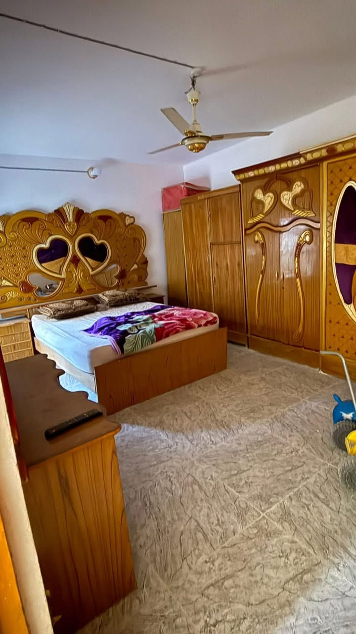 بيت للبيع المساحه 130م يحتوي على غرفه وصاله واستقبال ومطبخ وصحيات البناء بلوك الموقع قرب الذكوات الابتدائيه الجديده قريب لشارع القادسيه السعر 33 مليون وقابل للتفاوض للاستفسار مراسله الصفحه او الاتصال ع الرقم ***********
