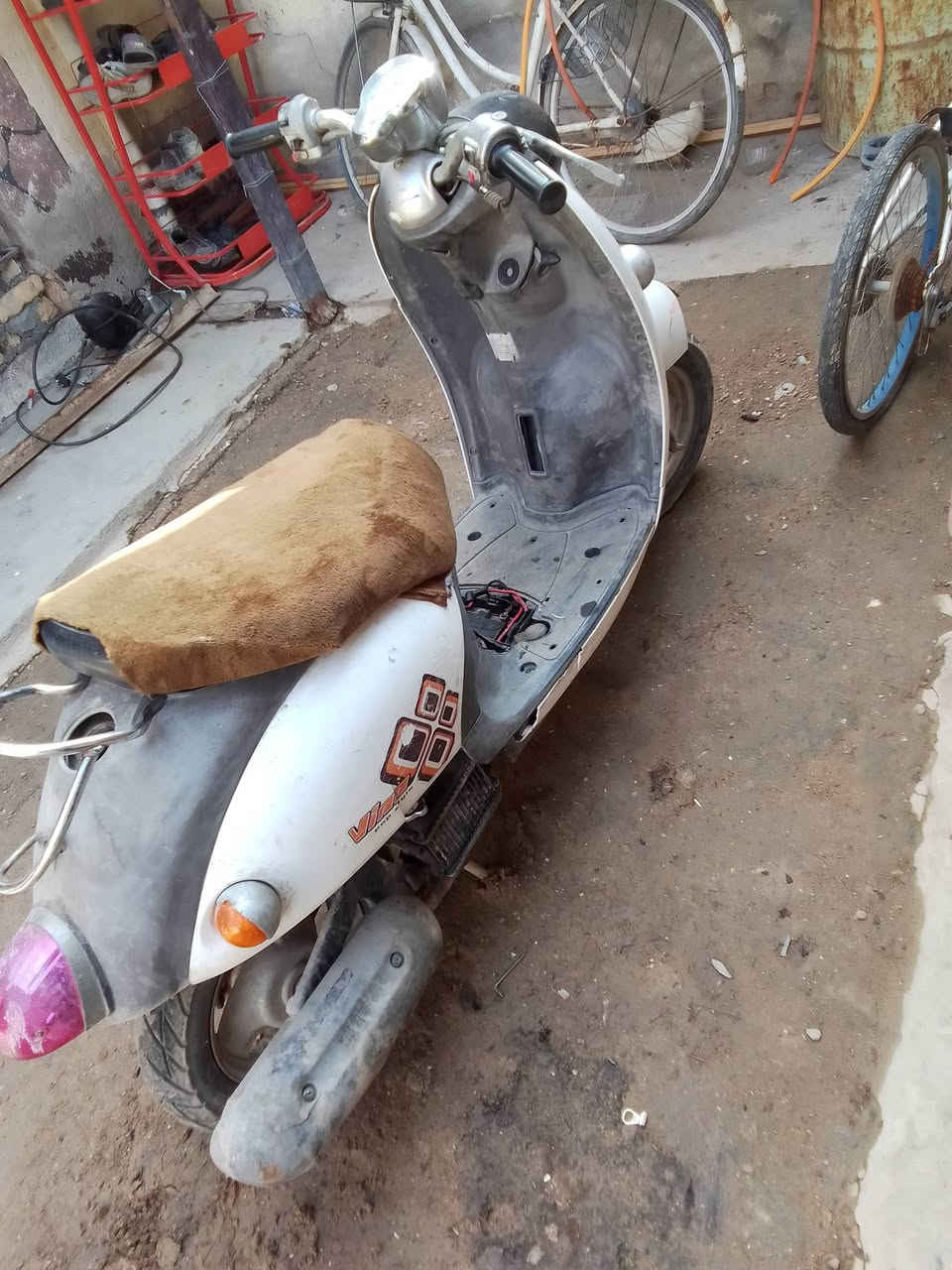 السلام عليكم دراجه للبيع 150 وبيها مجال ***********
