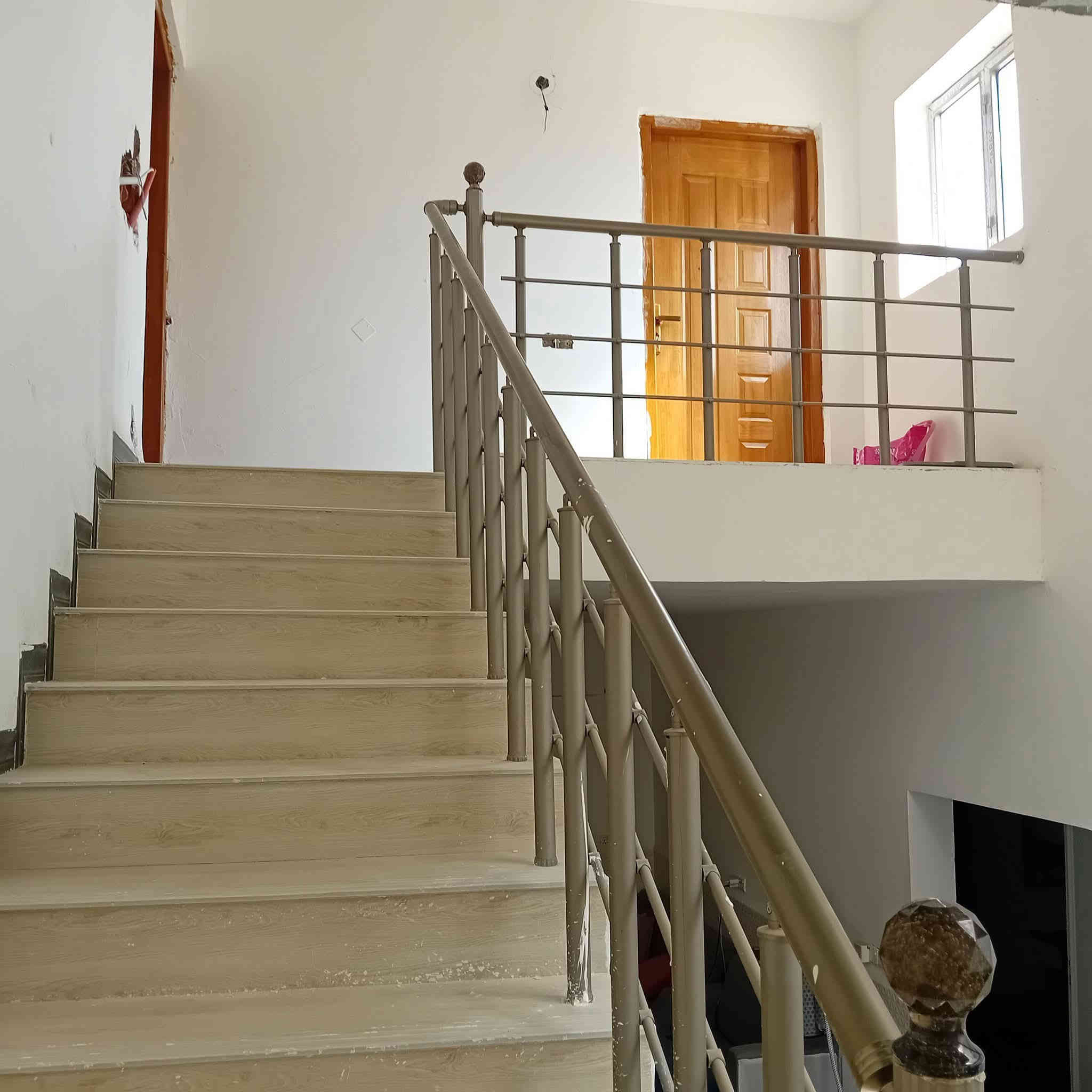 دار للبيع في مجمع الدوح
المساحة/ 218 
حر غير مطلوب
بناء صاحب الدار
طابقين 
الطابق الاول//استقبال وصالة كبيرة ومطبخ وغرفة عدد2 وتهوية عدد 2 مجمع صحيات عدد2 داخلي وخارجي وحديقة وكراج سيارة
الطابق الثاني// يتكون من غرفتين 2.(غرفة كبيرة بنظام السويت مع مجمع صحيات كبير) وغرفة ثانية وسطح.
‏للاستفسار ***********
