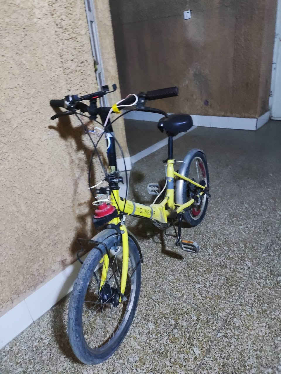 البايسكل ما بي شي بي هورن بس يرادله بطاريه و اكو واير لازم طربطه بين البطاريه و الهورن ويشتغل السعر 80الف و بي مجال


**إذا كنت صاحب هذا الإعلان وتريد حذفه لأي سبب، رجاءا أرسل رسالة إلى الدعم الفني**