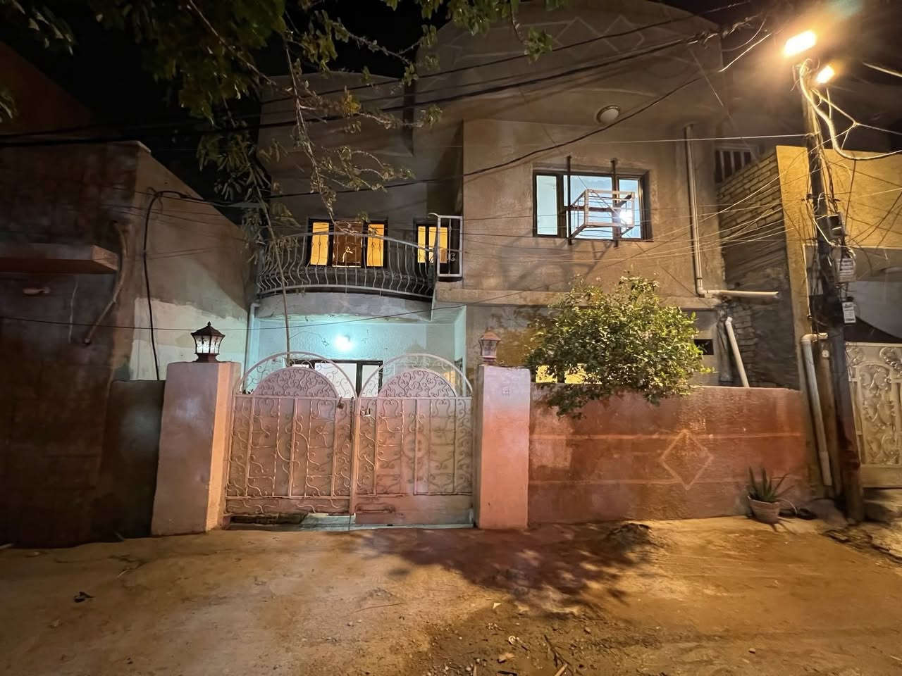 🏡✨ فرصة مميزة للتملك والاستثمار

للبيع بيت زراعي في حي تونس مميز ومساحة مناسبة للسكن العائلي أو الاستثمار.

📐 المواصفات:
• المساحة: 75 متر مربع
• الواجهة: 8.20 متر
• النزال: 9.20 متر
• ثلاث طوابق: الاول حديقة وخدمات ومطبخ وهول
الثاني غرفتين وخدمات 
الثالث بيتونة ومخزن
 
💰 السعر الكلي: 150 مليون دينار فقط

✅ مقدم: 125 مليون دينار
✅ المتبقي: 25 مليون دينار بأقساط مريحة

بيت بمواصفات جيدة وسعر مناسب مع إمكانية التقسيط، فرصة لا تعوض للراغبين بالتملك بأقل دفعة ممكنة.

📞 للحجز والاستفسار ومعاينة العقار يرجى التواصل. ***********
***********
