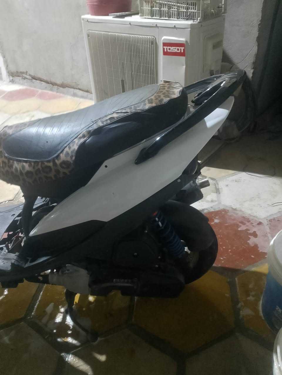 السلام عليكم دراجه ماكس عدله الدراجه مكينتها لفتح ول تجفيت بوشه 55 تواير المامي  والخلفي امس مبدلهن اكزوز رياضي اصلي شلعه فول مكاني البصره الزبير السعر 475وبيها لشراي شي غليل رقم الهاتف ***********
